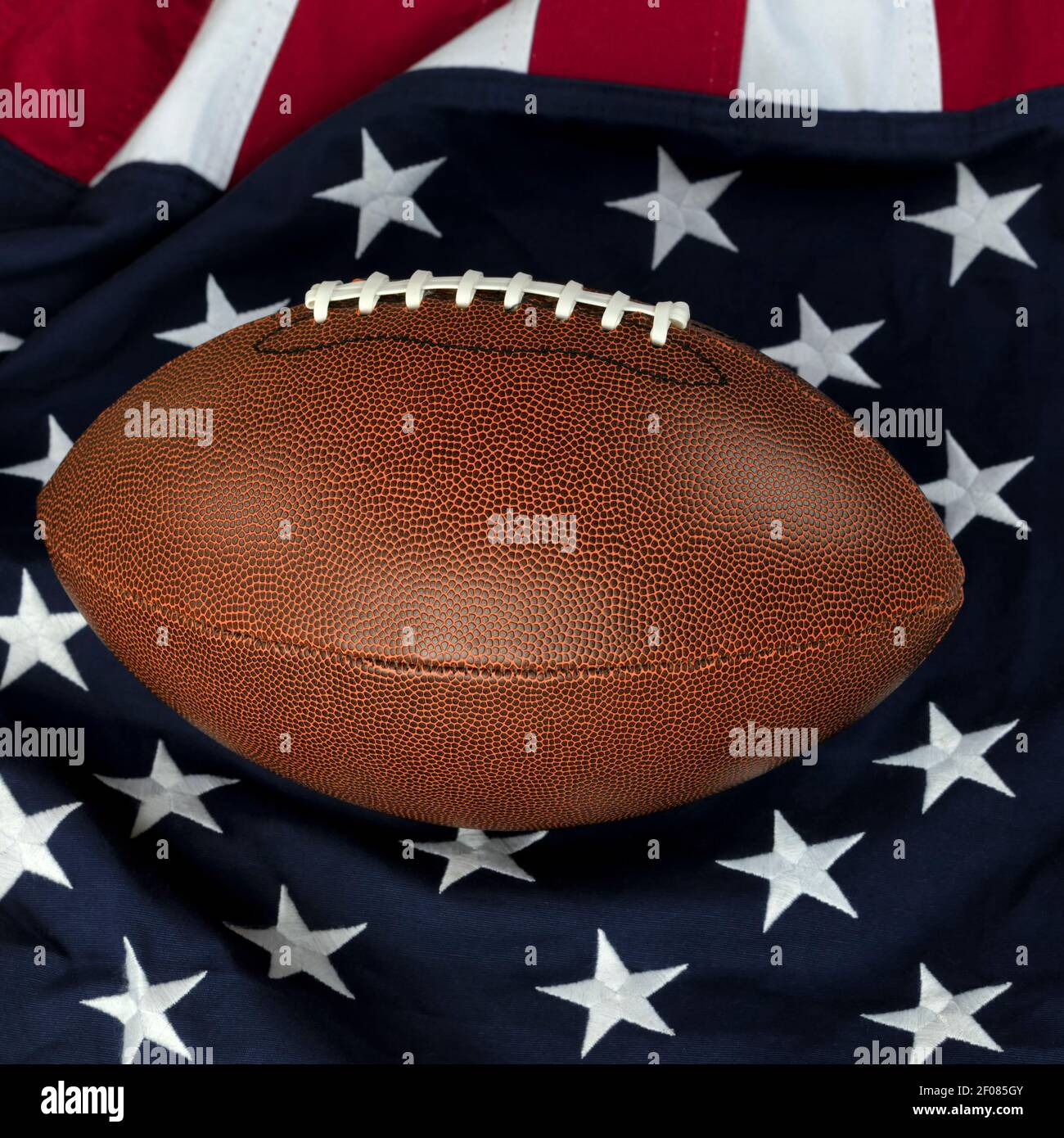 Lederfußball mit amerikanischer Flagge im Hintergrund Stockfoto