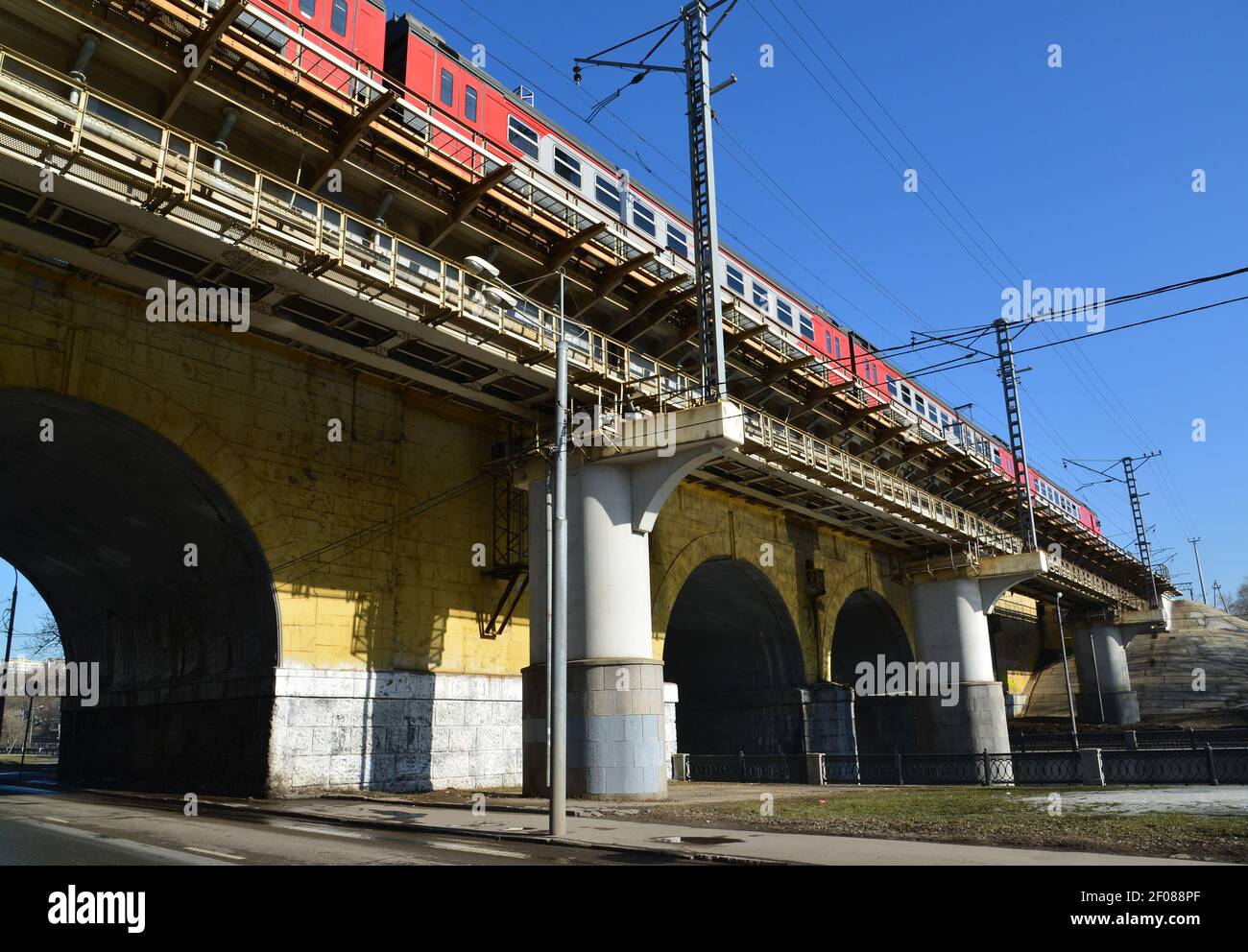 Moskau, Russland - März 10,2016. Andronicus Viadukt über den Fluss Yauza Stockfoto