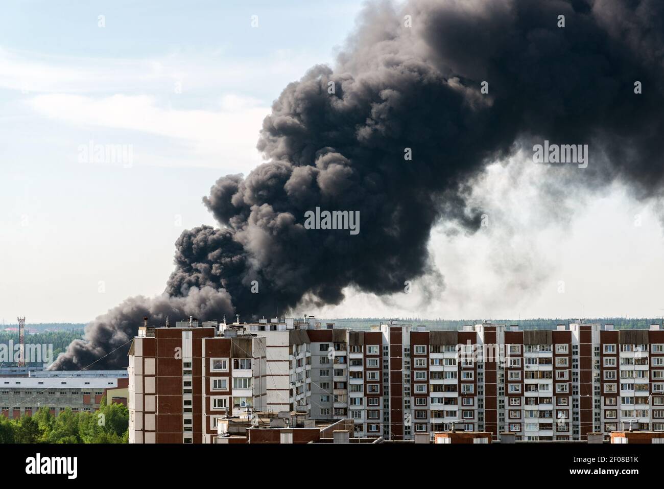 Schwarzer Rauch aus einem Großbrand in Moskau, Russland Stockfoto