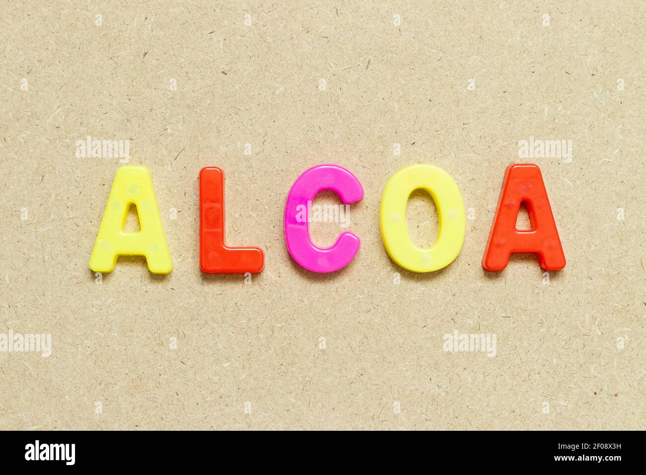 Farbe Alphabet Buchstaben mit Wort ALCOA (Abkürzung für zurechenbar, lesbar, gleichzeitig, Original und genau) auf Holz Hintergrund Stockfoto