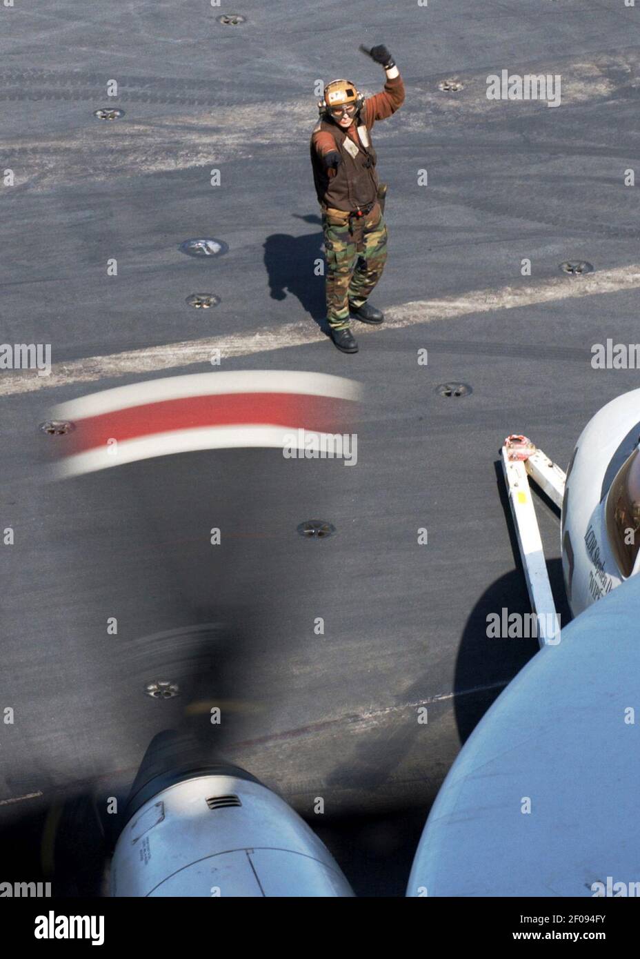 Flugkapitän signalisiert E-2C Hawkeye Pilot an Bord der USS Ronald Reagan (CVN-76) 060521 Stockfoto