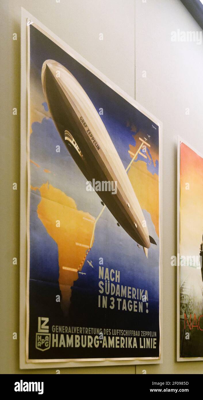 Ein Plakat, auf dem der Zeppelin-Luftschiff-Service von Deutschland aus zu werben ist Südamerika auf der Hamburg Amerika Line Stockfoto