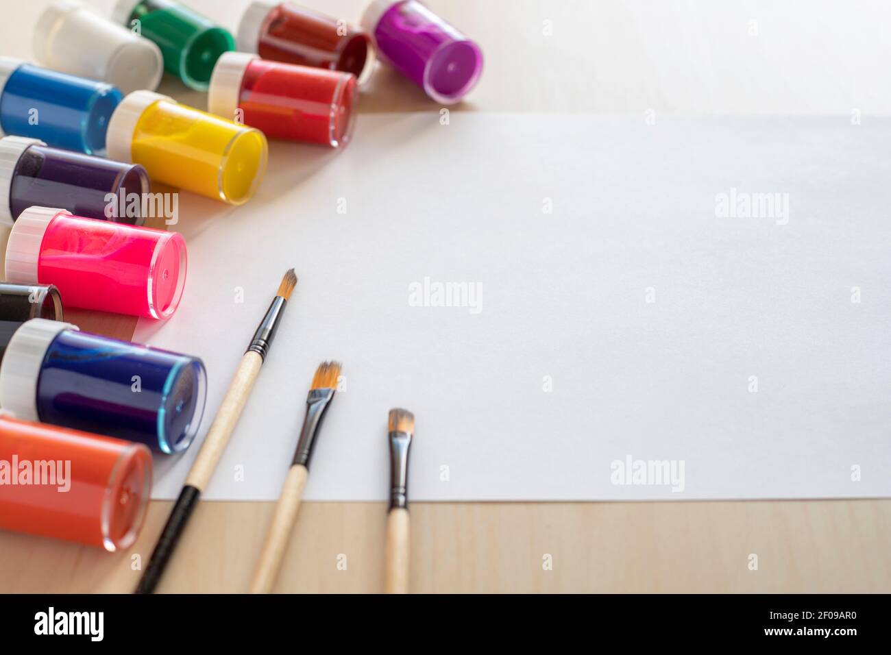 Künstler und Malmockup mit weißem Papier auf Holzgrund, Pinsel, Farbe und Aquarell. Stockfoto