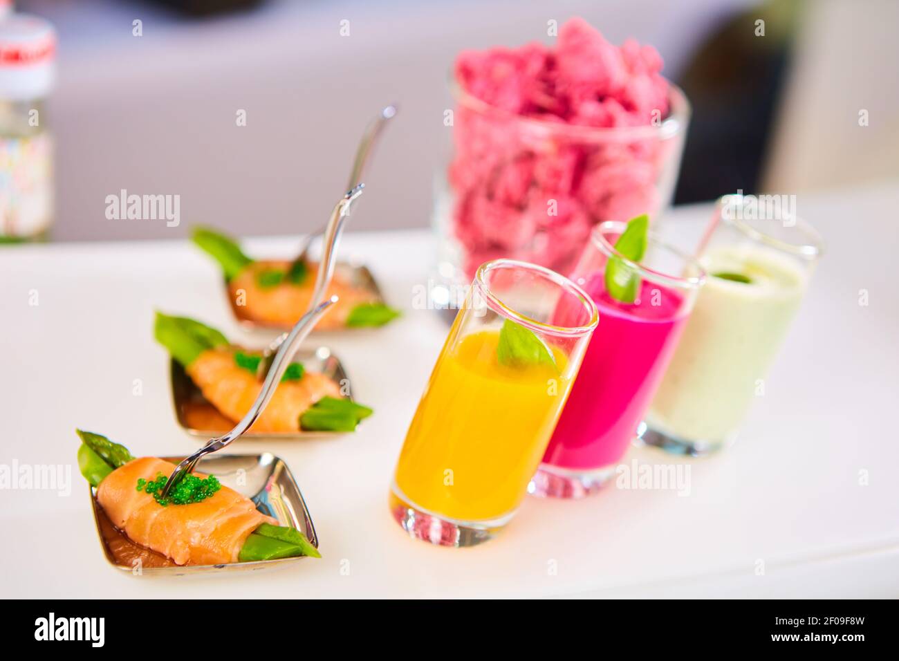 Vorspeise-Teller mit sautierten Spargel eingewickelt in dünne Scheiben geräucherter Lachs Stockfoto