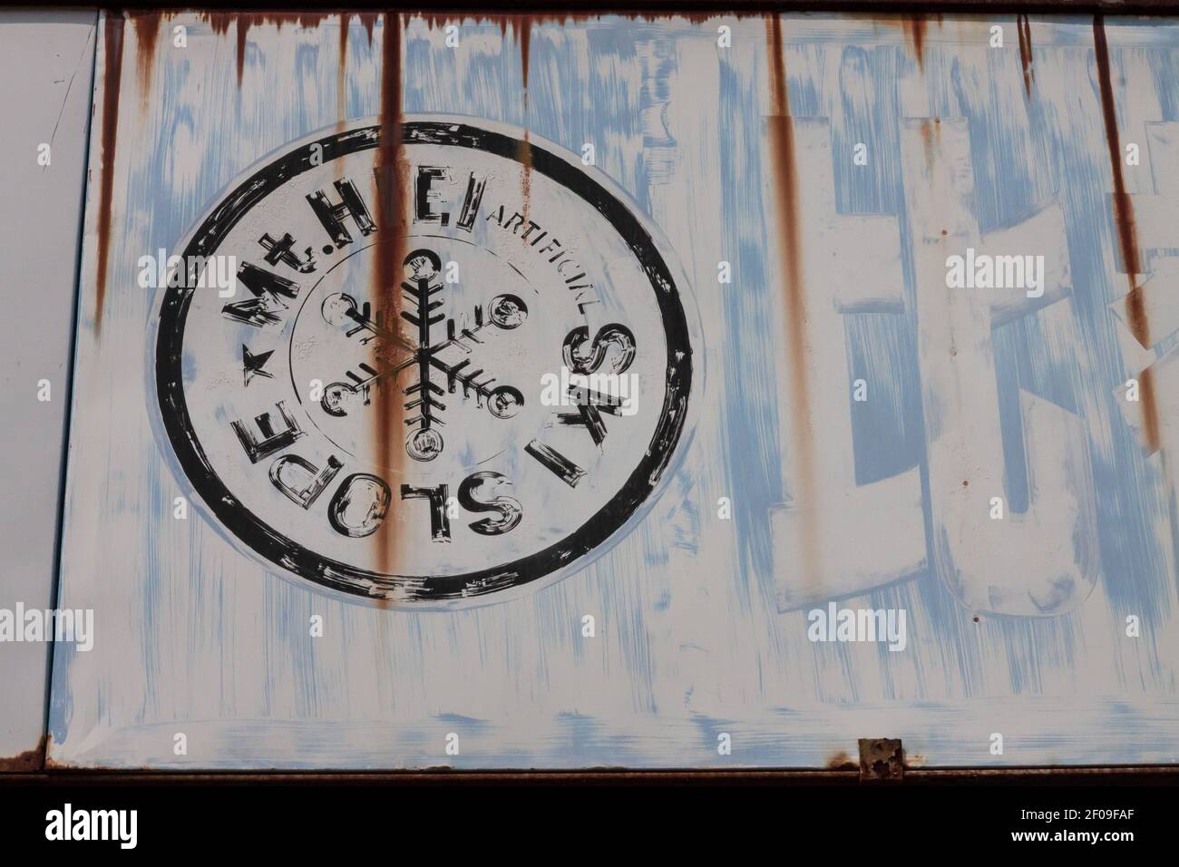 Rusty Logo Zeichen der Hieizan Künstliche Skipiste, ein verlassenes Skigebiet in der Nähe der Spitze des Mount Hiei in Kyoto, Japan Stockfoto