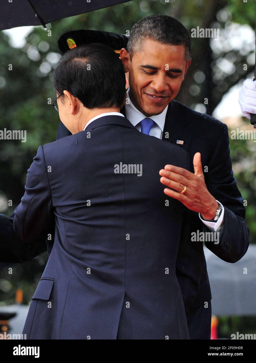 13. Oktober 2011 - Washington, DC - US-Präsident Barack Obama umarmt den südkoreanischen Präsidenten Lee Myung-bak während einer Ankunftszeremonie auf dem South Lawn des Weißen Hauses in Washington, D.C., am 13. Oktober 2011. Foto: Kevin Dietsch/Pool/Sipa Press/Welcome_sk,006/1110131804 Stockfoto