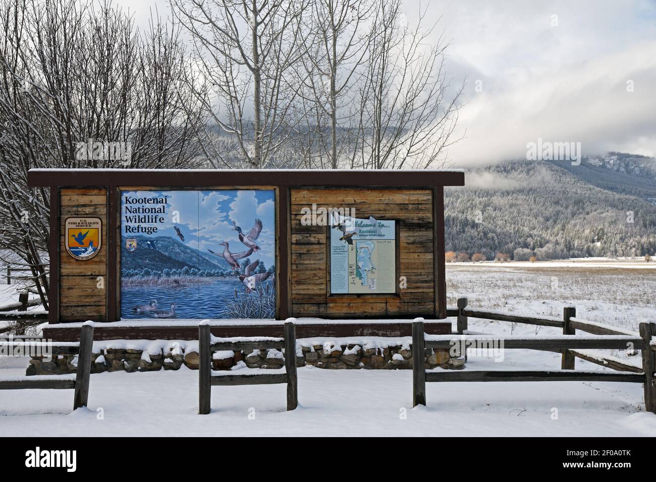 Eintrittsschild für das Kootenai National Wildlife Refuge im Winter. Bonners Ferry, North Idaho. (Foto von Randy Beacham) Stockfoto