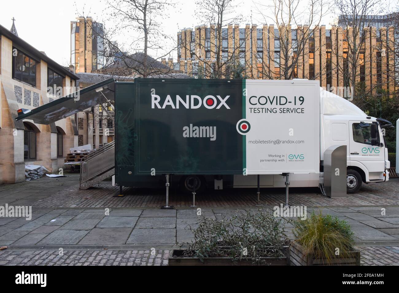 Randox Mobile COVID-19 Testing Laboratory Vehicle im Zentrum von London gesehen.Randox Gesundheitsdienst kann bis zu 1000 Proben pro Fahrzeug, pro Tag zur Verfügung stellen. Stockfoto