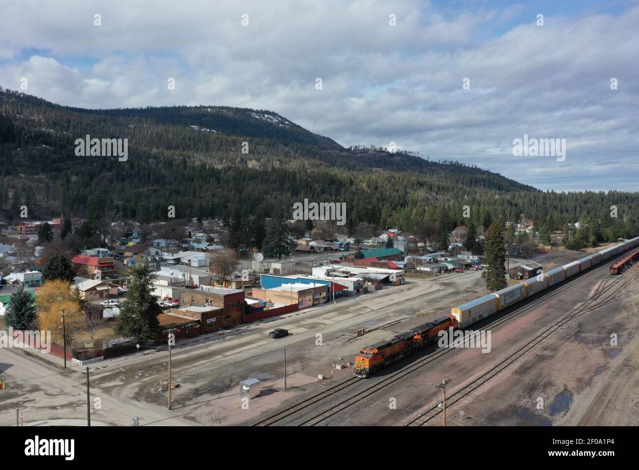BNSF-Zug durch die kleine Stadt Troja. Lincoln County, Montana. (Foto von Randy Beacham) Stockfoto