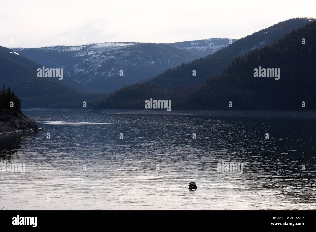 Fischerboot auf dem Koocanusa-See, einem Stausee stromaufwärts des Libby-Staudamms am Kootenai-Fluss. (Foto von Randy Beacham) Stockfoto