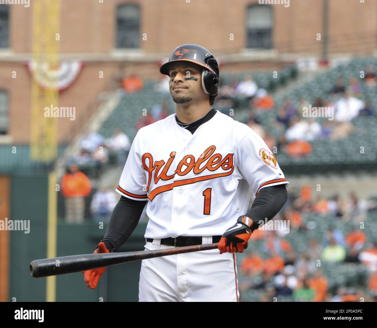 Baltimore Orioles erster Baseman Brian Roberts (1) schlägt in der Unterseite des fünften Inning gegen die Texas Rangers. Die Rangers besiegten die Orioles, 3-0, im Oriole Park bei Camden Yards in Baltimore, Maryland, Sonntag, 10. April 2011. (Foto von Algerina Perna/Baltimore Sun/MCT/Sipa USA) Stockfoto