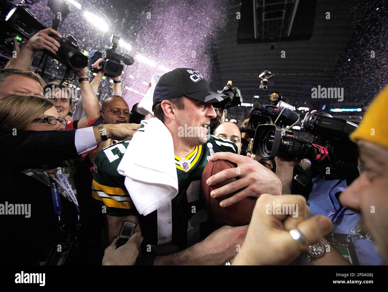 Super Bowl MVP Green Bay Packers Quarterback Aaron Rodgers ist am Ende des Super Bowl XLV von Medien umgeben, wo die Green Bay Packers die Pittsburgh Steelers 31-25 im Cowboys Stadium in Arlington, Texas, am Sonntag, den 6. Februar 2011, schlugen. (Foto von Tom Lynn/Milwaukee Journal Sentinel/MCT/Sipa USA) Stockfoto