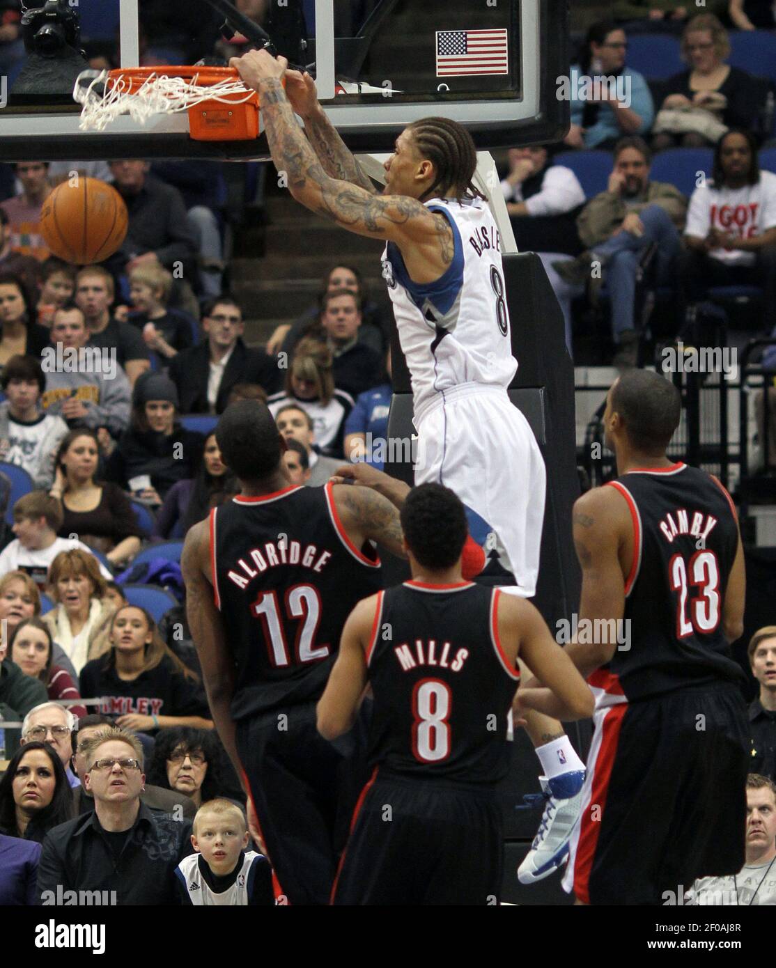 Die Minnesota Timberwolves "Michael Beasley dunks den Ball als die Portland Trail Blazers "LaMarcus Aldridge (12), Patrick Mills (8) und Marcus Camby (23) verteidigen in der ersten Halbzeit Aktion im Target Center in Minneapolis, Minnesota, am Freitag, 7. Januar 2011. (Foto von Bruce Bisping/Minneapolis Star Tribune/MCT/Sipa USA) Stockfoto