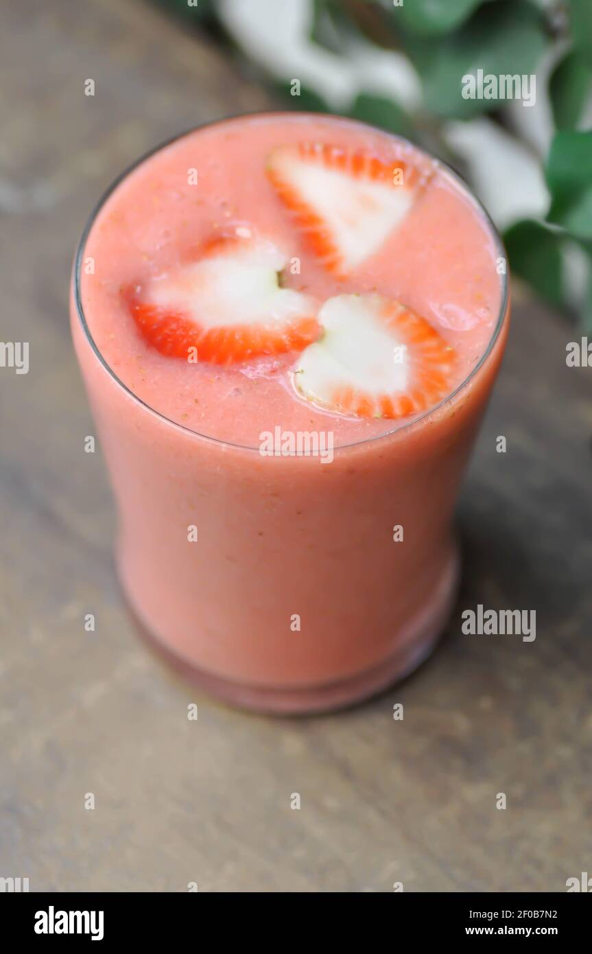 Erdbeer Joghurt Smoothie mit Erdbeer Belag , Erdbeer Smoothie Stockfoto