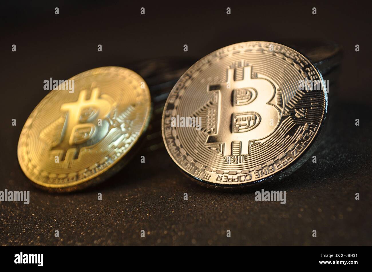 Makro-Ansicht von Gold und Silber Farbe glänzende Münzen mit Bitcoin-Symbol Stockfoto