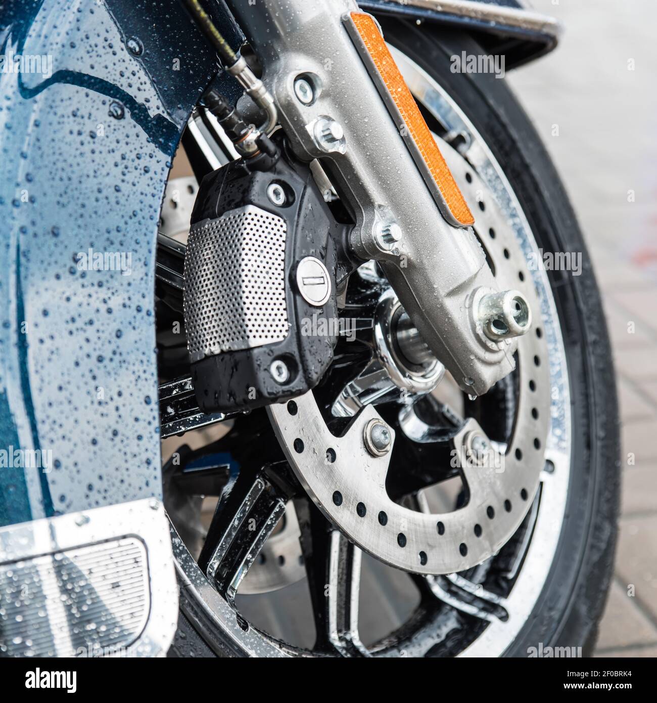 Neue glänzende Bremsscheiben auf dem Motorrad Stockfoto