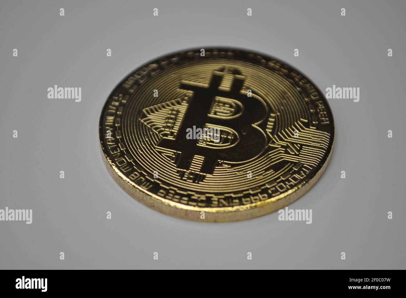 Makro-Ansicht von Gold und Silber Farbe glänzende Münzen mit Bitcoin-Symbol Stockfoto