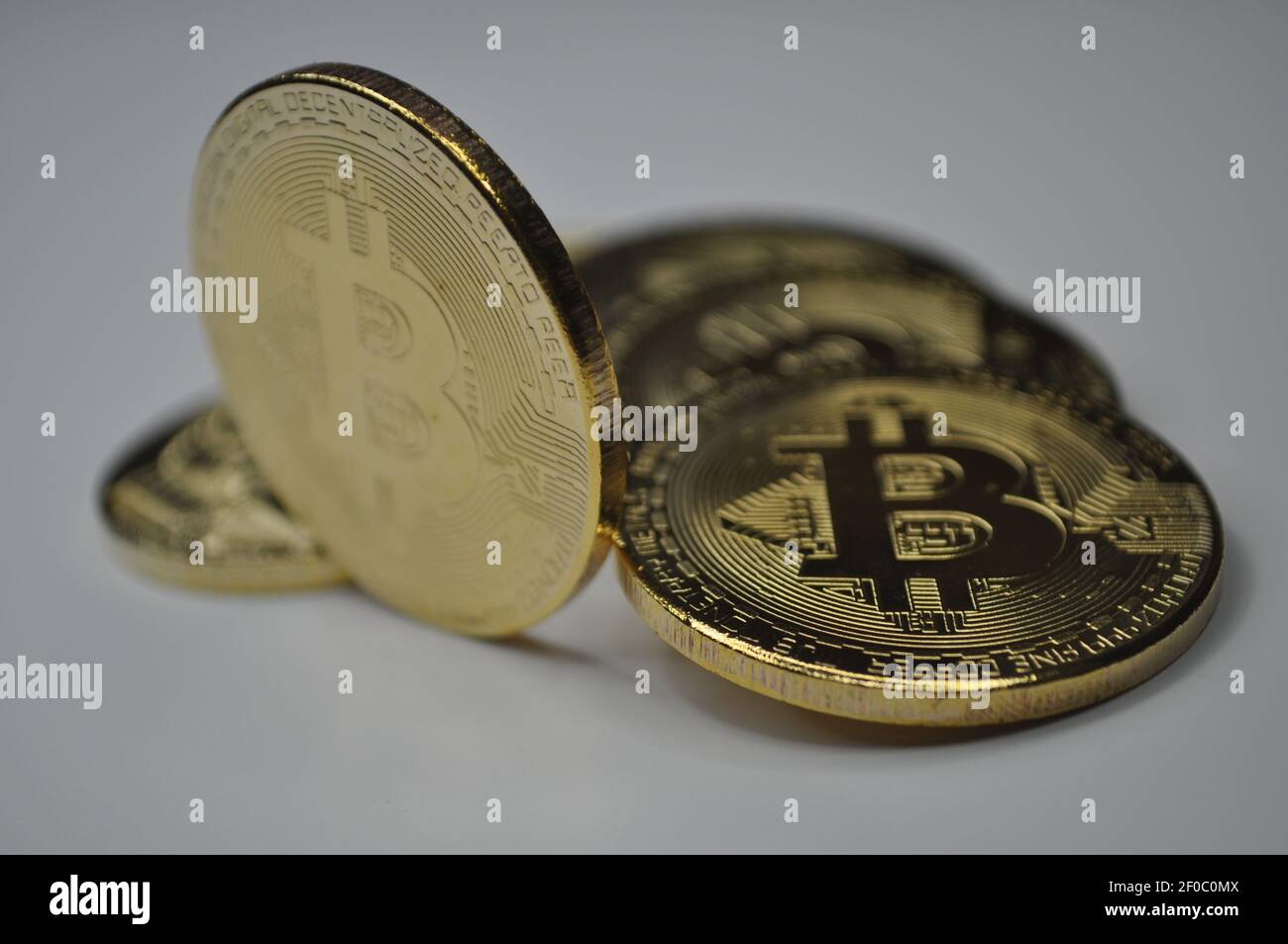 Makro-Ansicht von Gold und Silber Farbe glänzende Münzen mit Bitcoin-Symbol Stockfoto