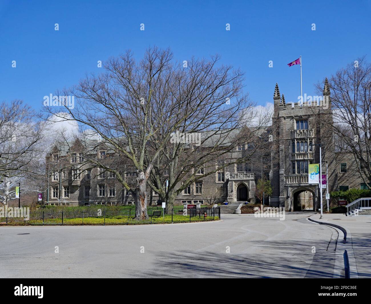 Hamilton, Ontario, Kanada - 5. Mai 2019: Der Campus der McMaster University, mit einem traditionellen gotischen Steingebäude Stockfoto