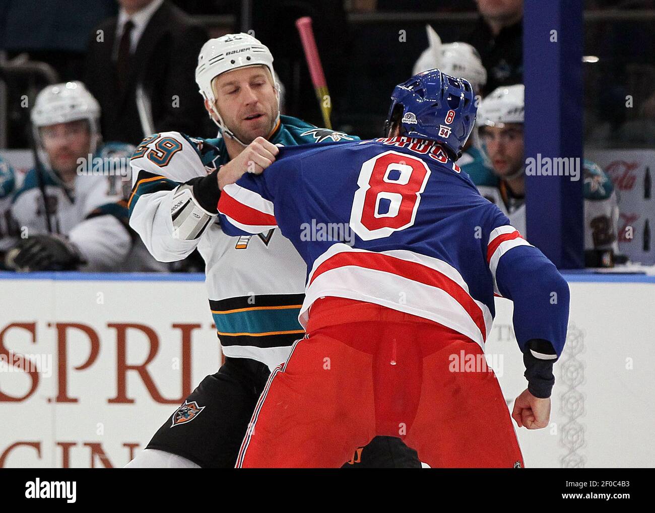 Brandon Prust der New York Rangers kämpft Ryane Clowe der San Jose Sharks 7 Sekunde in das Spiel am Montag, 31. Oktober 2011 im Madison Square Garden in New York. (Foto von Jim McIsaac/Newsday/MCT/Sipa USA) Stockfoto