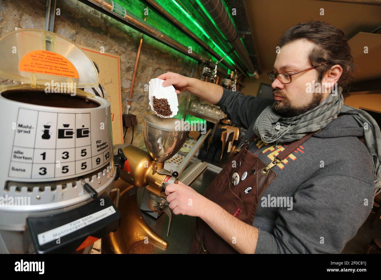 03. März 2021, Sachsen-Anhalt, Aschersleben: Miteigentümer Dominik Rider kreiert eine neue Kaffeemischung mit Kaffeebohnen. Die Rösterei Kaffeemänner in Aschersleben produziert individuelle Kaffeemischungen. Die beiden Besitzer experimentieren ausschließlich mit Rohstoffen aus fairem Handel. Die Kaffeebohnen kommen aus Indien, Südamerika, Afrika und auch aus Vietnam. Vietnam ist der zweitgrößte Kaffeeexporteur der Welt, eine Tatsache, die auch die ehemalige DDR als Partnerland genutzt hat. Versorgungsengpässe zwangen die DDR, Kaffee aus Vietnam durch Tauschgeschäfte Ende 1970s zu importieren. Die Kaffees zur Verfügung Stockfoto