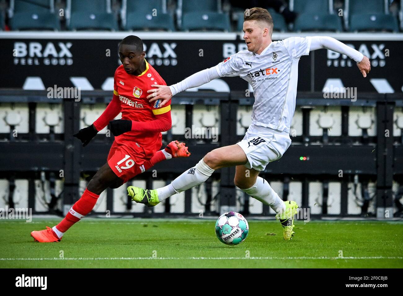 Mönchengladbach. März 2021, 7th. Moussa Diaby (L) aus Leverkusen steht mit Nico Elvedi aus Mönchengladbach bei einem Bundesliga-Fußballspiel zwischen Borussia Mönchengladbach und Bayer 04 Leverkusen in Mönchengladbach, 6. März 2021. Quelle: Xinhua/Alamy Live News Stockfoto