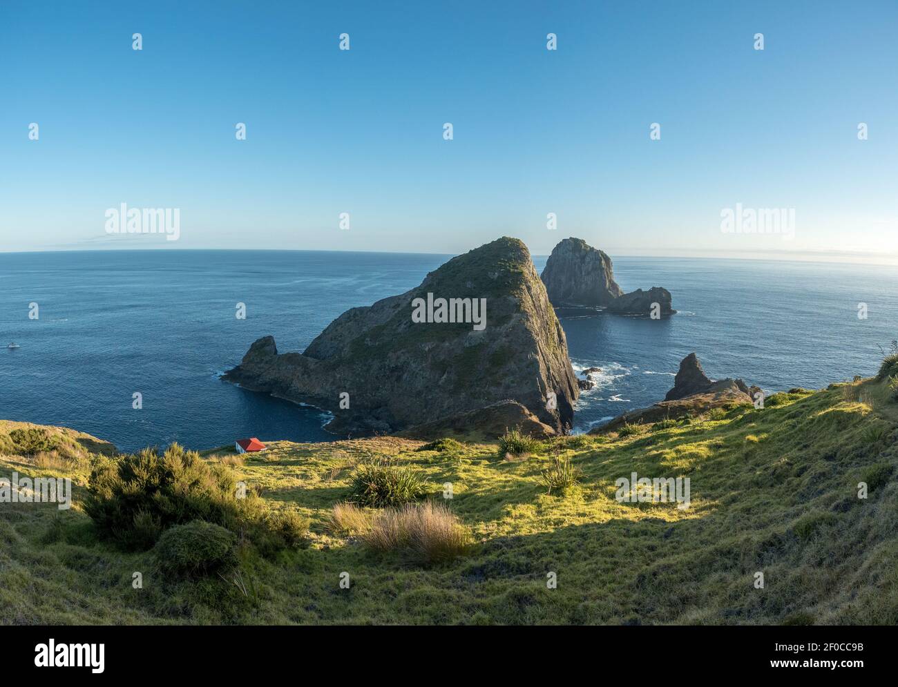 Cape Brett Lighthouse und Cape Brett Hut in Rawhiti New Seeland Stockfoto