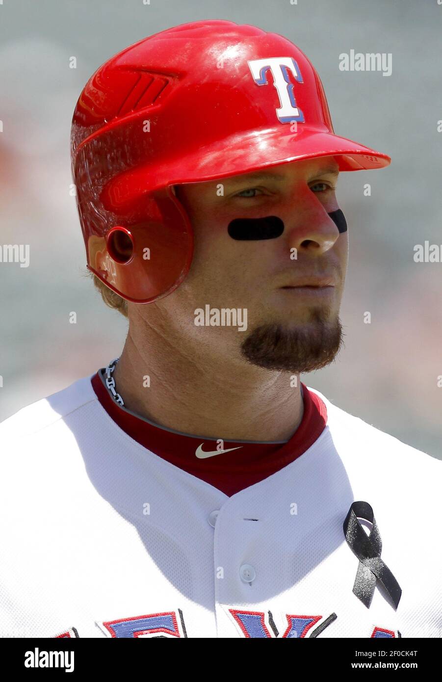 Josh Hamilton (32) der Texas Rangers trägt ein schwarzes Band zu Ehren des Brownwood-Feuerwehrmörders Shannon Stone, dem Fan, der am vergangenen Donnerstag, am Sonntag, den 10. Juli 2011, im Rangers Ballpark in Arlington, Texas, einen Ball zu fangen versuchte. Die Texas Rangers besiegten die Oakland Athletics, 2-0. (Foto von Richard W. Rodriguez/Fort Worth Star-Telegram/MCT/Sipa USA) Stockfoto
