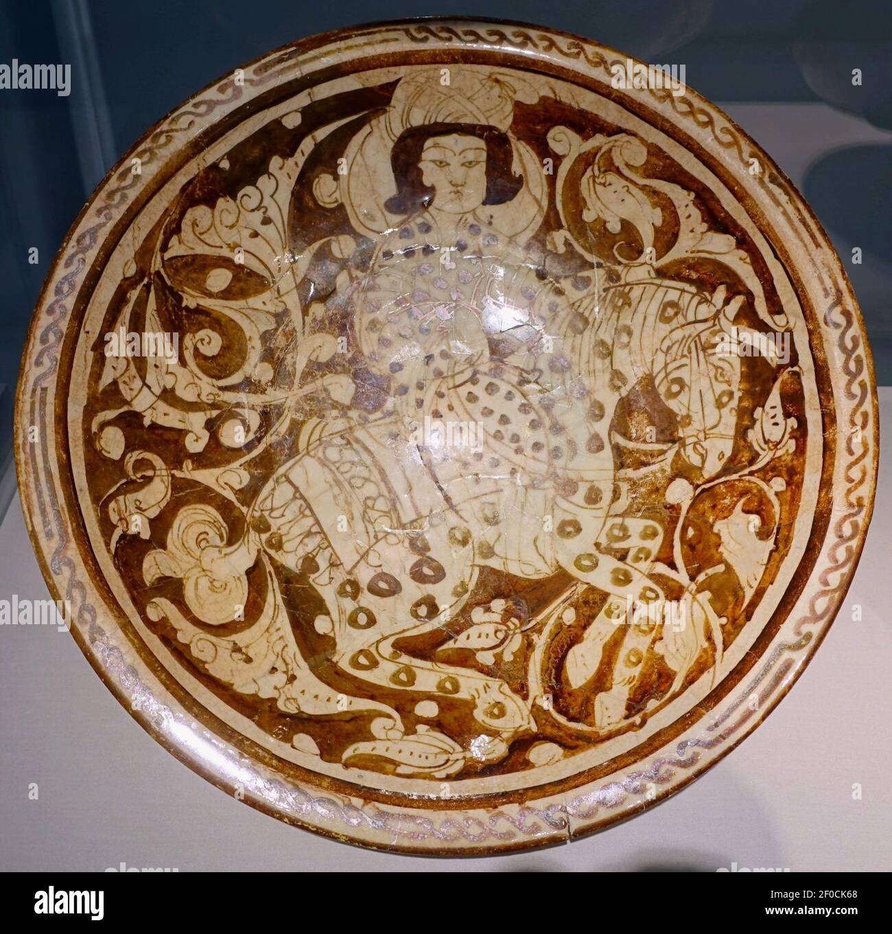 Platte, Kashan, Iran, Saljuq Periode, Anfang 13th Jahrhundert n. Chr., Steinpaste in umgekehrtem Glanz über Glasur gemalt Stockfoto