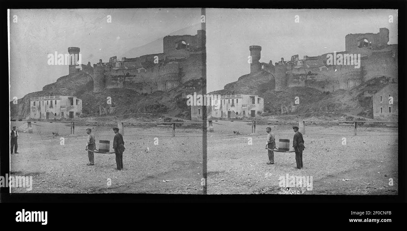Platja amb dos Homes i vista de la vila vella i la muralla de Tossa. Stockfoto