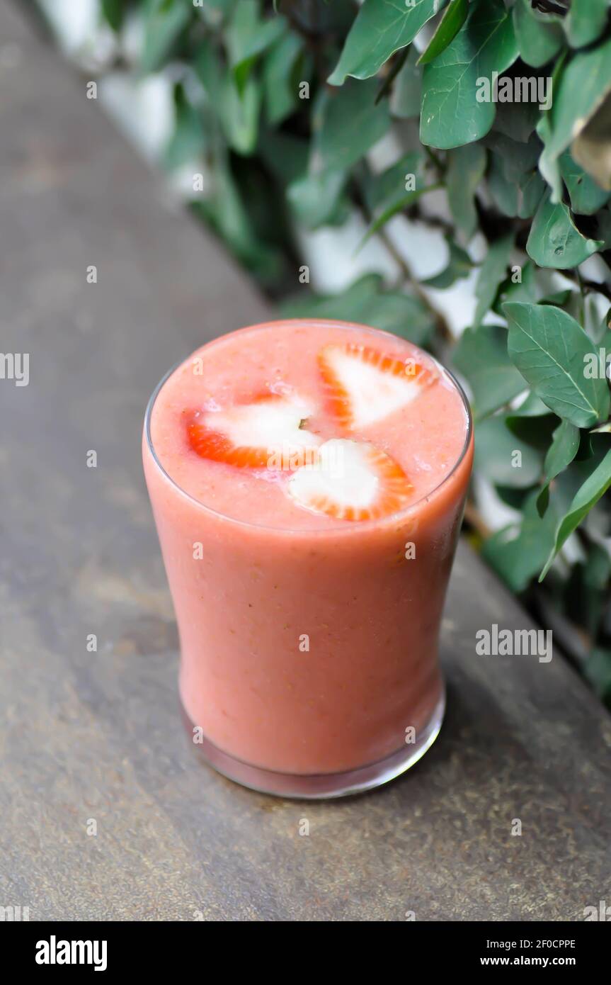 Erdbeer Joghurt Smoothie mit Erdbeer Belag , Erdbeer Smoothie Stockfoto