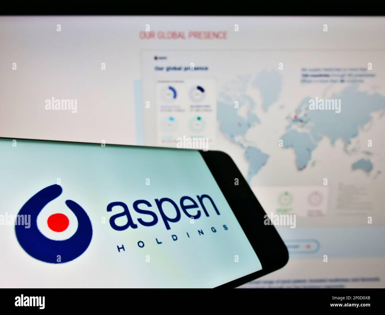 Smartphone mit Logo der südafrikanischen Firma Aspen Pharmacare Holdings Ltd. Auf dem Bildschirm vor der Webseite. Fokus auf Mitte rechts des Telefondisplays. Stockfoto