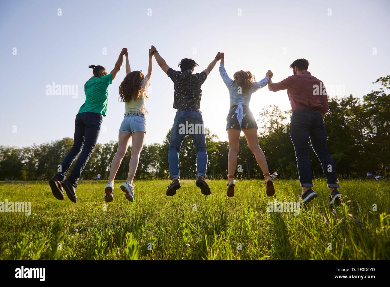 Gesellschaft von Freunden, die Spaß im Sommerfrühling Park haben Stockfoto