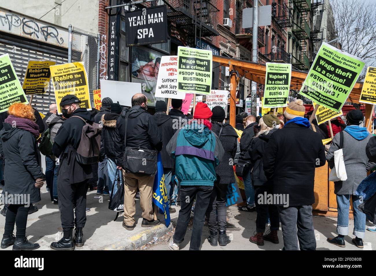 New York, NY - 6. März 2021: Aktivisten veranstalteten eine Kundgebung für eingewanderte Wäschereiarbeiter, die von der Firma Wash Supply Laundromat für die Organisation einer Gewerkschaft in der 123 Allen Street entlassen wurden Stockfoto