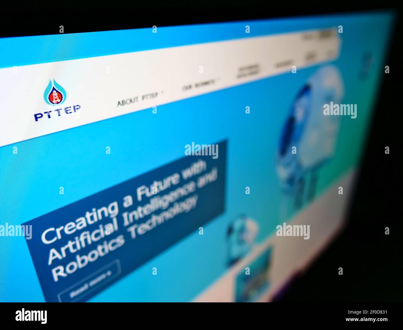 Hochwinkelansicht der Business-Website mit Logo der thailändischen Firma PTT Exploration and Production (PTTEP) auf dem Monitor. Fokus oben links auf dem Bildschirm. Stockfoto