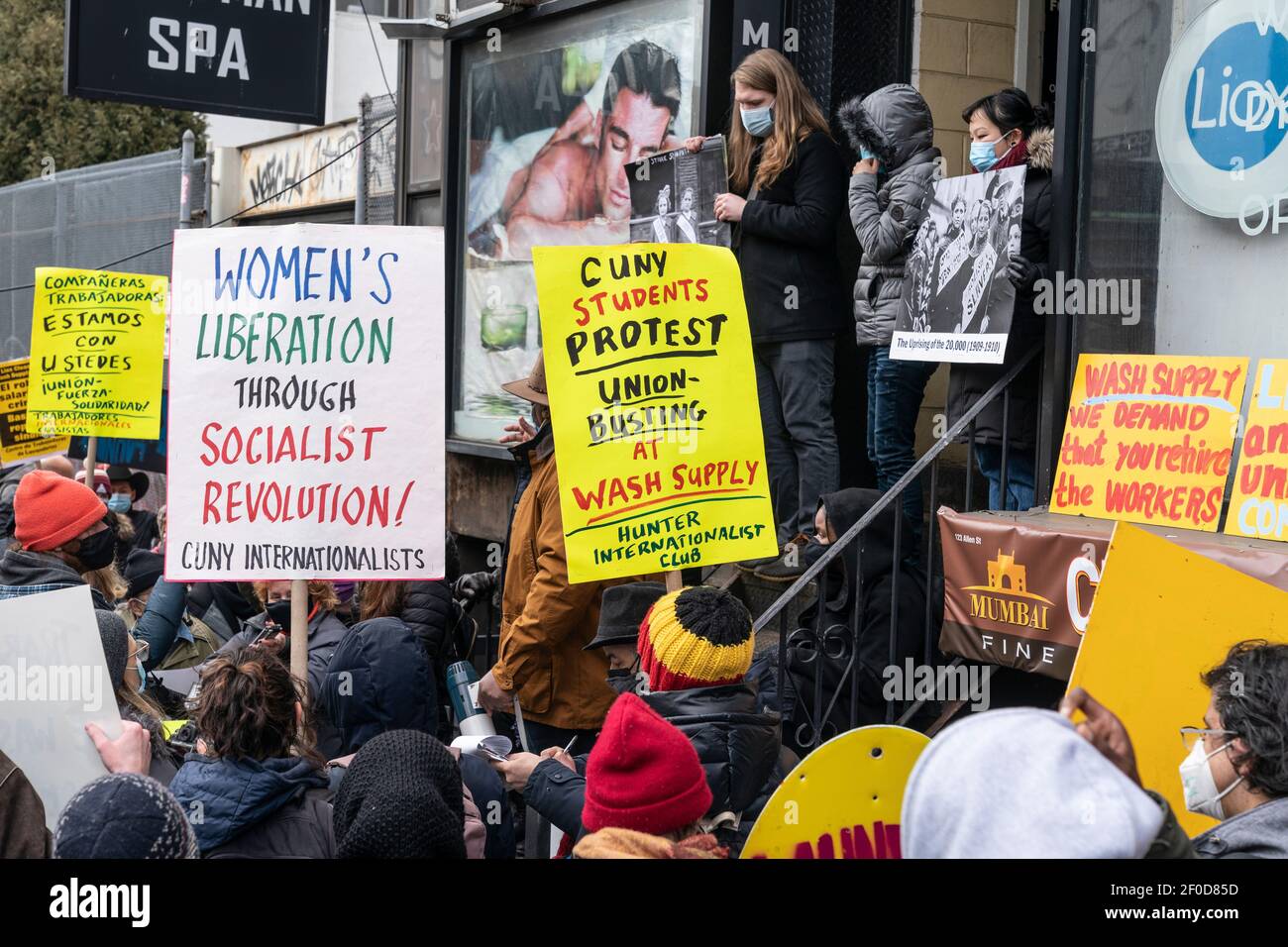 New York, NY - 6. März 2021: Aktivisten veranstalteten eine Kundgebung für eingewanderte Wäschereiarbeiter, die von der Firma Wash Supply Laundromat für die Organisation einer Gewerkschaft in der 123 Allen Street entlassen wurden Stockfoto