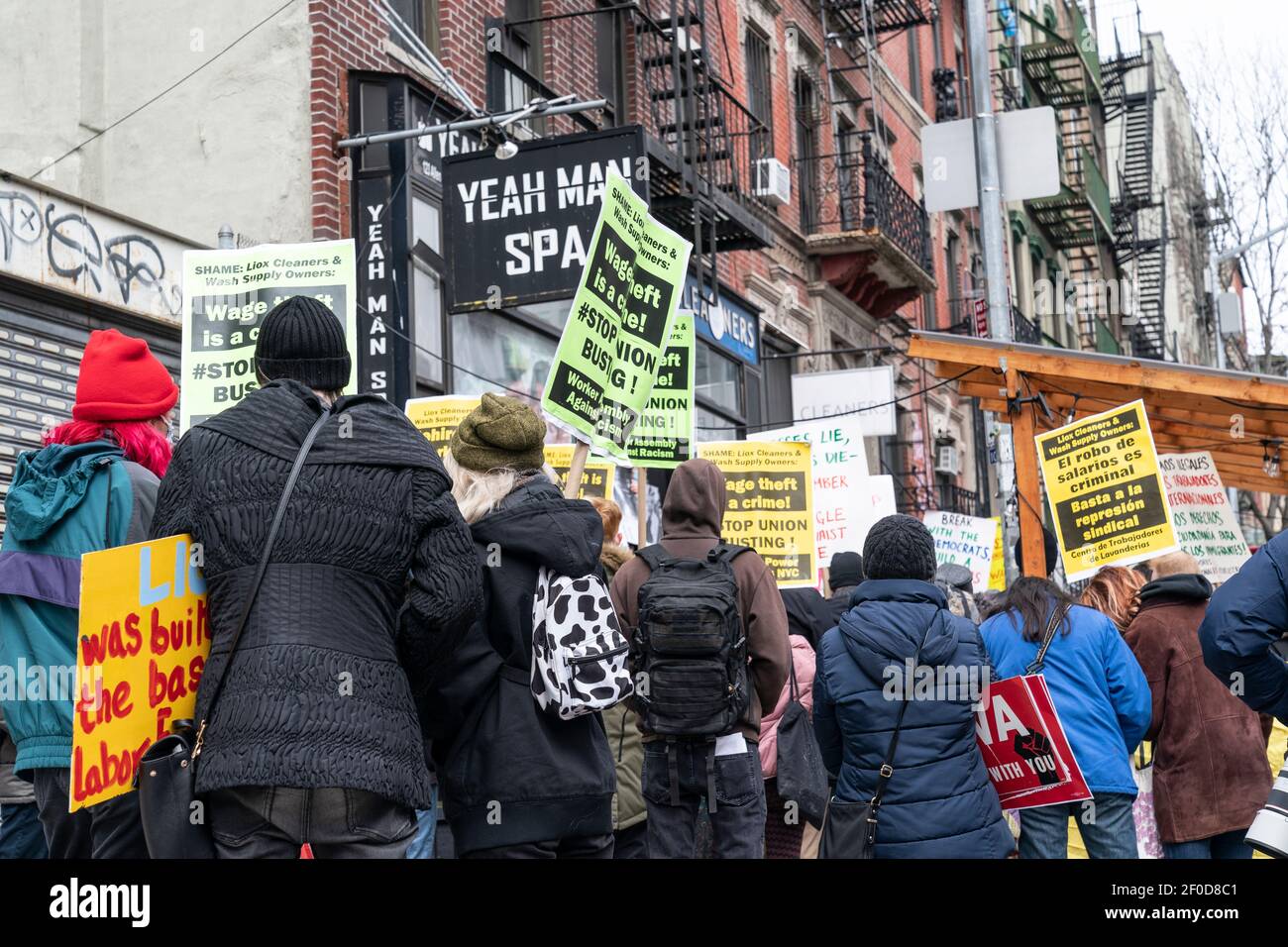New York, NY - 6. März 2021: Aktivisten veranstalteten eine Kundgebung für eingewanderte Wäschereiarbeiter, die von der Firma Wash Supply Laundromat für die Organisation einer Gewerkschaft in der 123 Allen Street entlassen wurden Stockfoto
