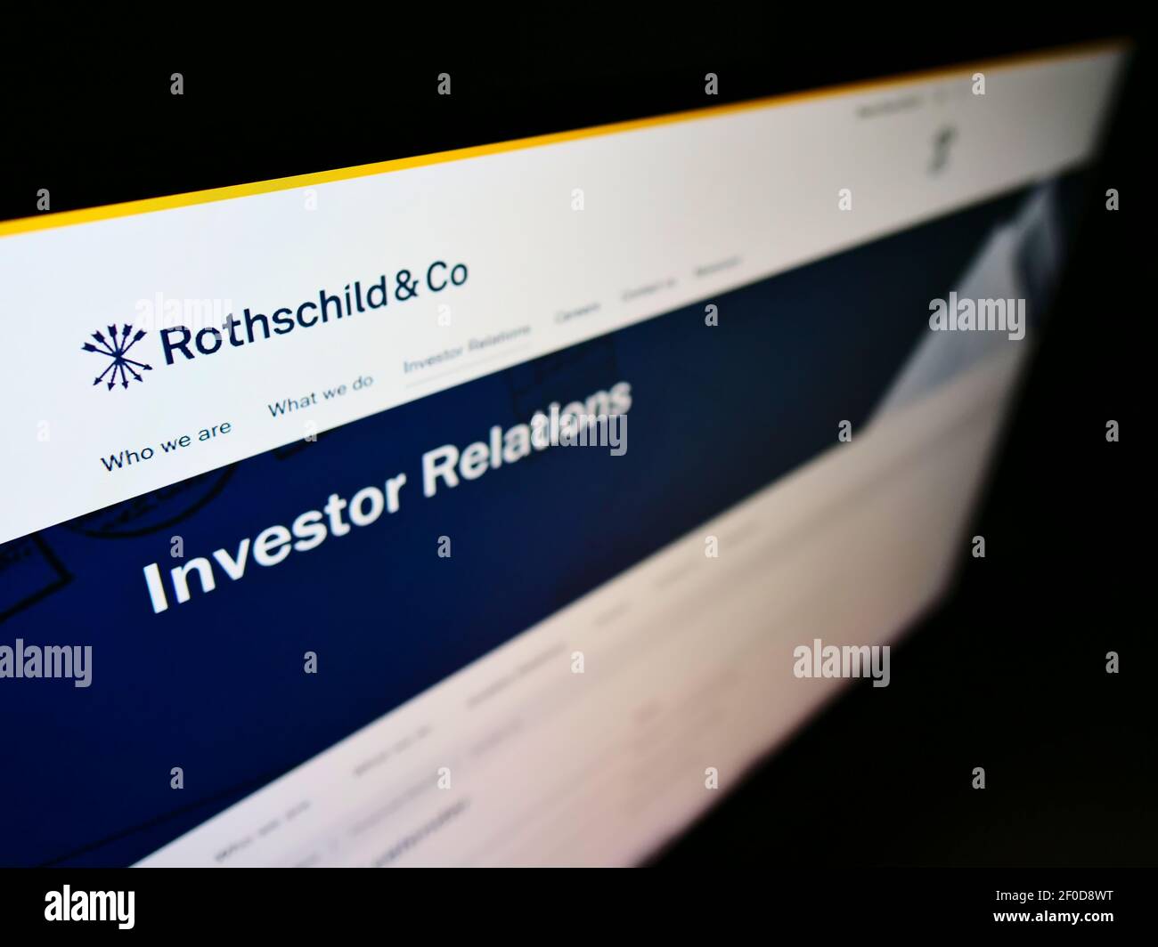High-Angle-Ansicht der Business-Website mit Logo des französischen Finanzdienstleisters Rothschild Co. SCA auf dem Monitor. Fokus oben links auf dem Bildschirm. Stockfoto