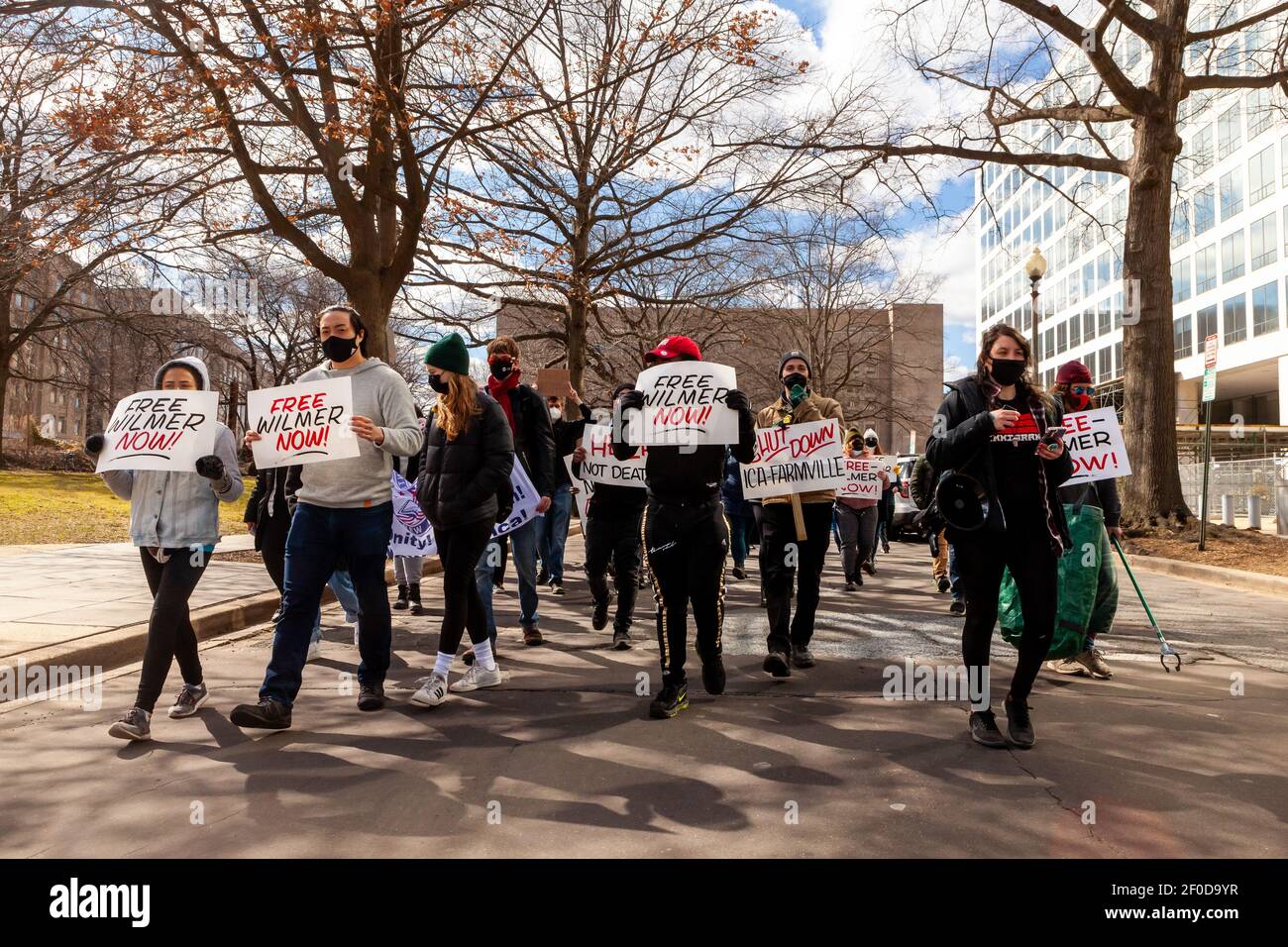 Washington, DC, USA, 6. März 2021. Im Bild: Demonstranten beginnen den Freien Wilmer nun marschieren durch die Innenstadt von DC. Wilmer ist ein Asylsuchender, der seit 2 Jahren in Eishaft ist, und Demonstranten fordern seine Freilassung. Kredit: Allison C Bailey/Alamy Live Nachrichten Stockfoto