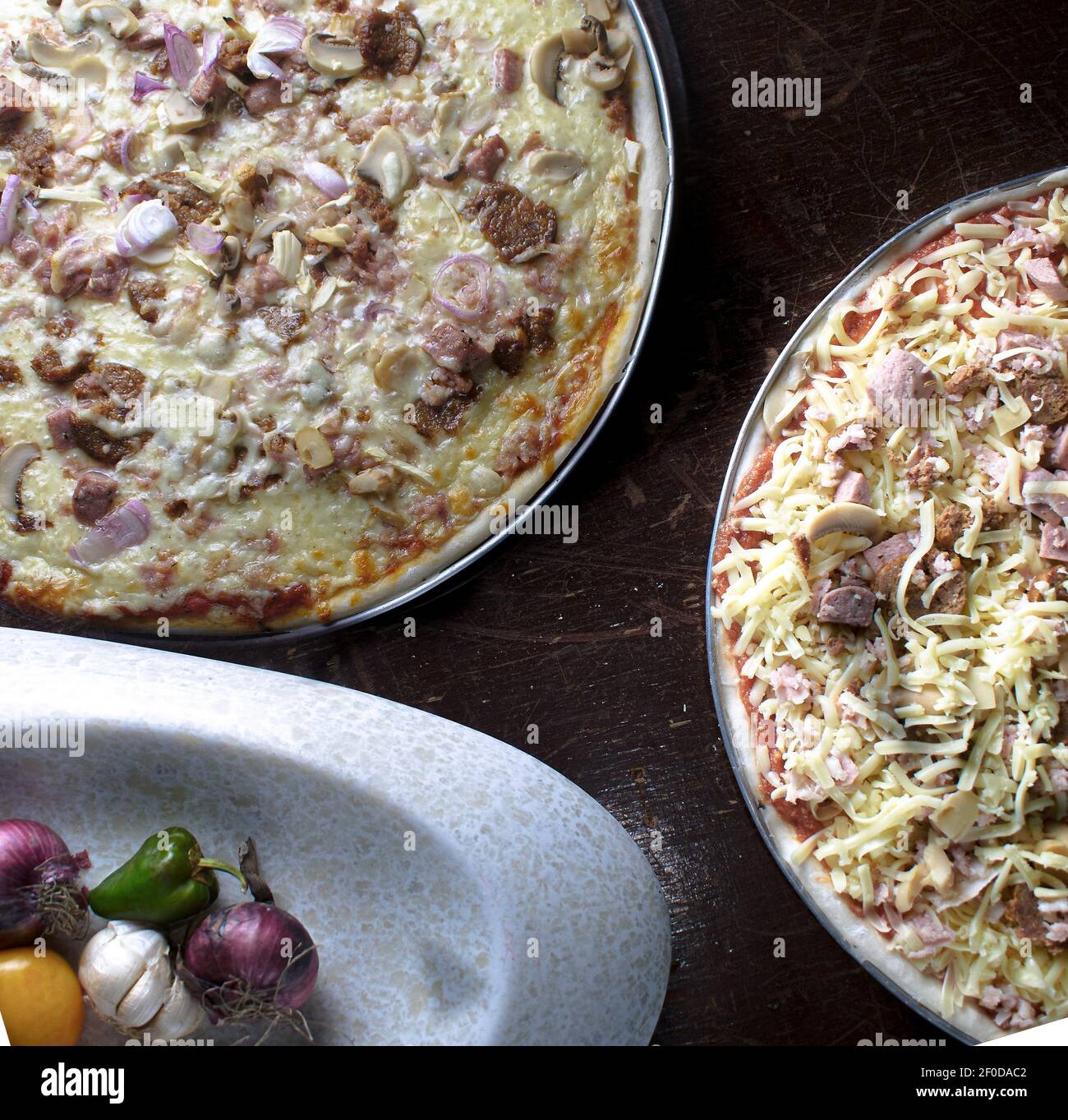 Pizza zubereitet, gekocht und fertig zum Essen. Stockfoto