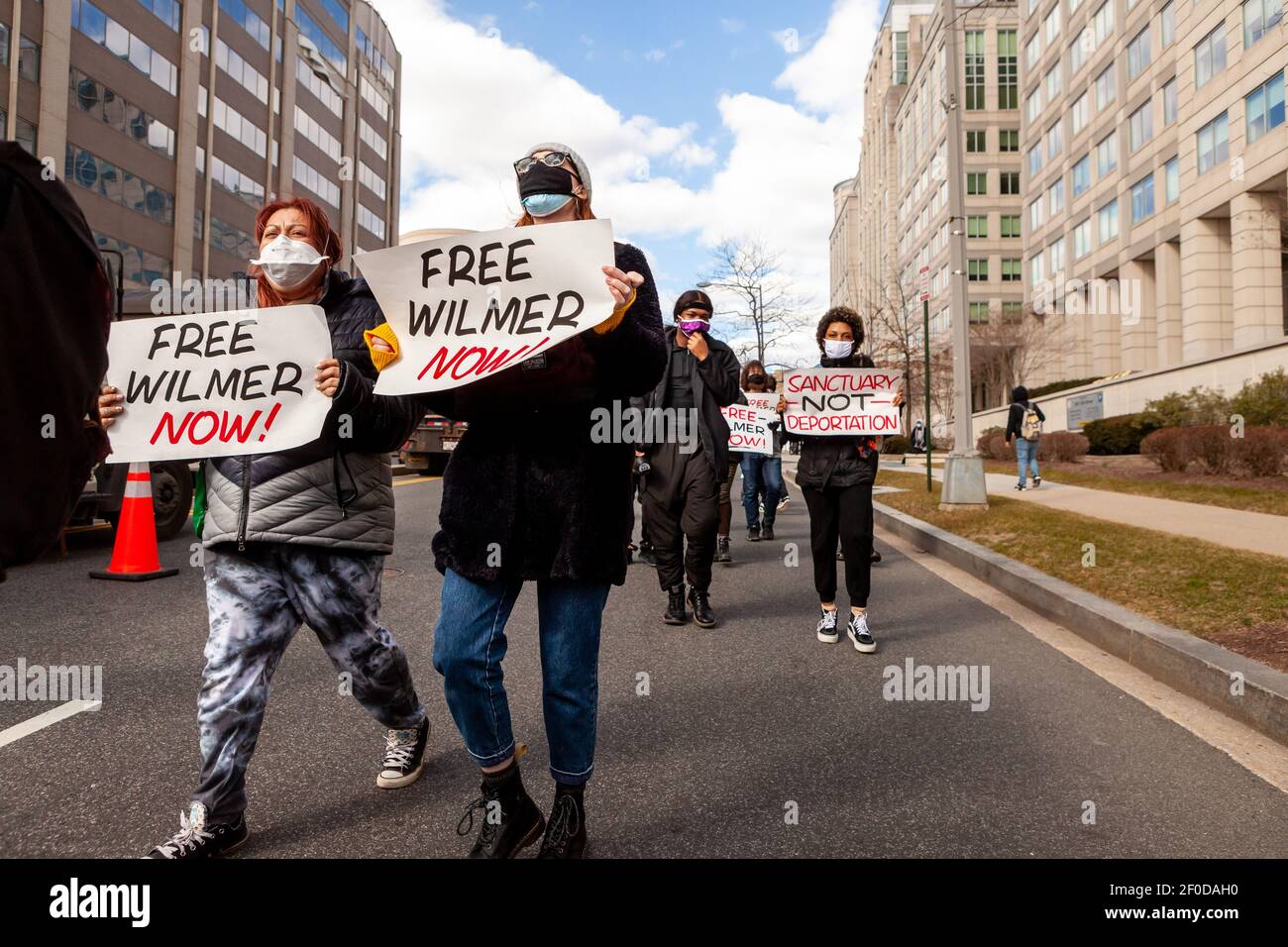 Washington, DC, USA, 6. März 2021. Im Bild: Demonstranten, die das Gebäude Gehäuse Immigration and Customs Enforcement während der Free Wilmer Now märz passieren. Wilmer ist ein Asylsuchender, der seit 2 Jahren in Eishaft ist, und Demonstranten fordern seine Freilassung. Kredit: Allison C Bailey/Alamy Live Nachrichten Stockfoto