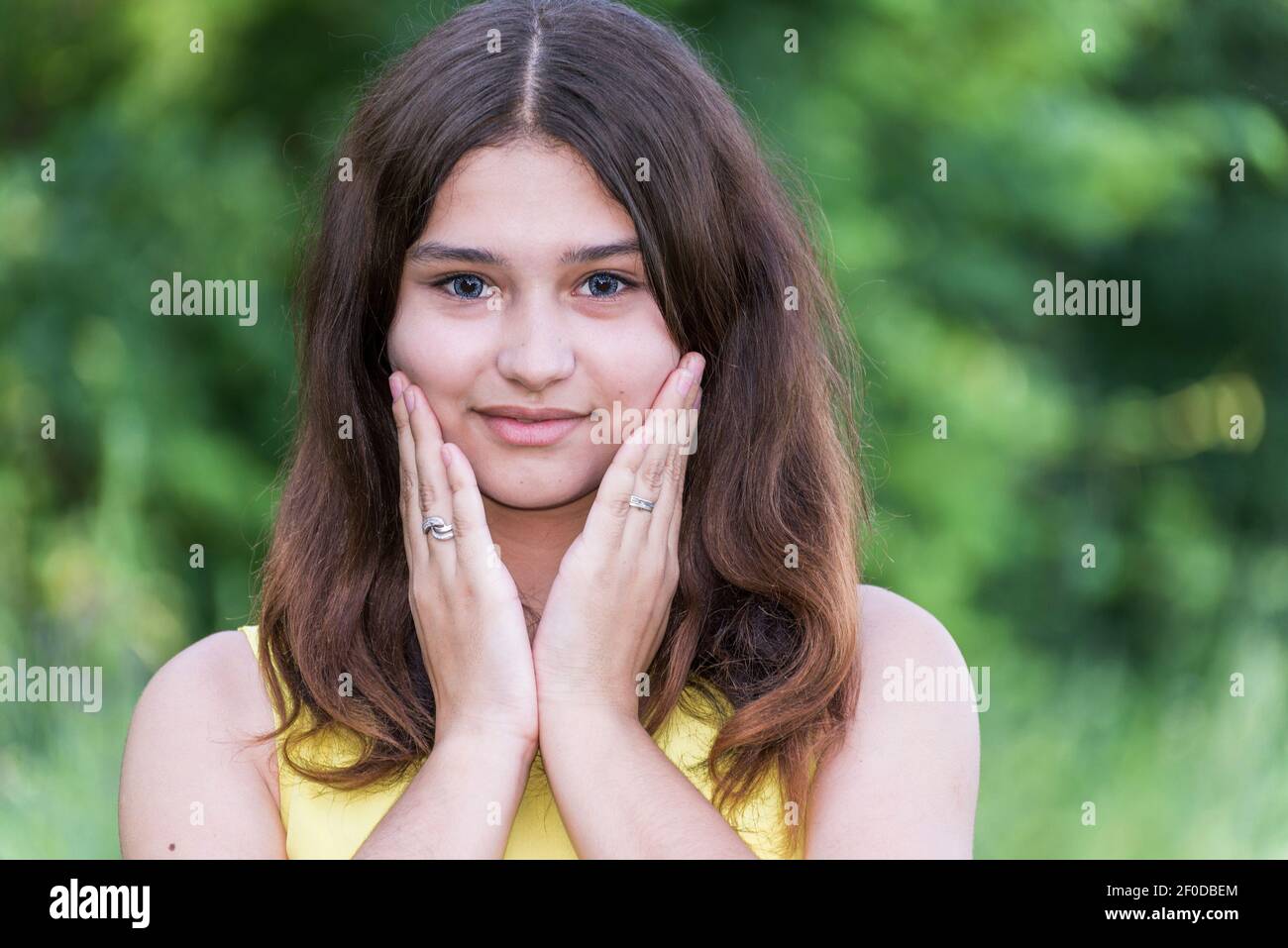 Hübsches Mädchen 14 Jahre alt posiert auf Natur des Sommers Stockfoto