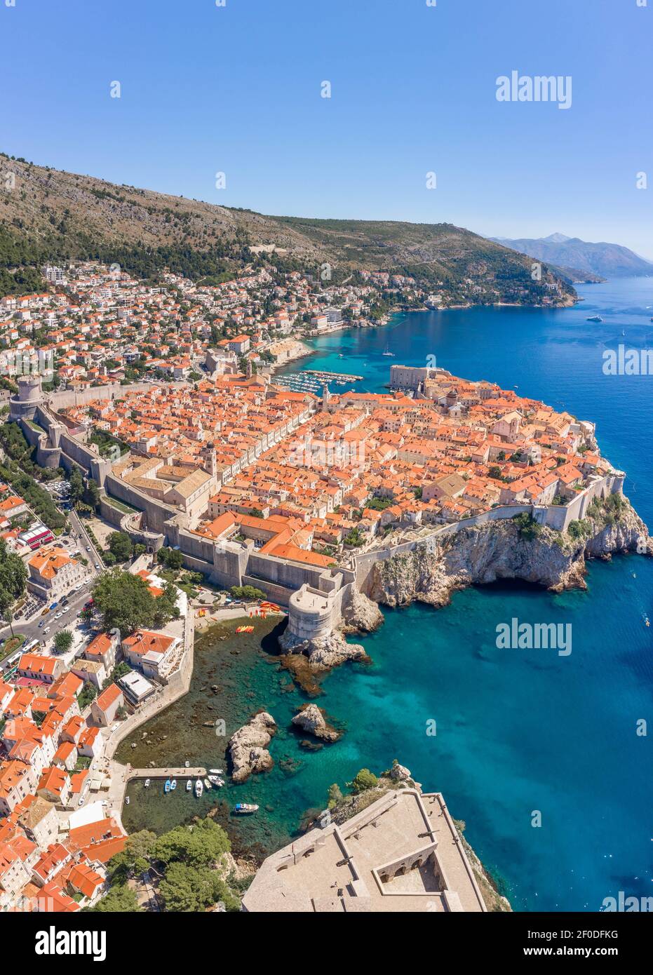 Luftdrohnenaufnahme von Otok Lokrum in der Nähe der Adria Dubrovnik Altstadt in Kroatien Sommermittags Stockfoto