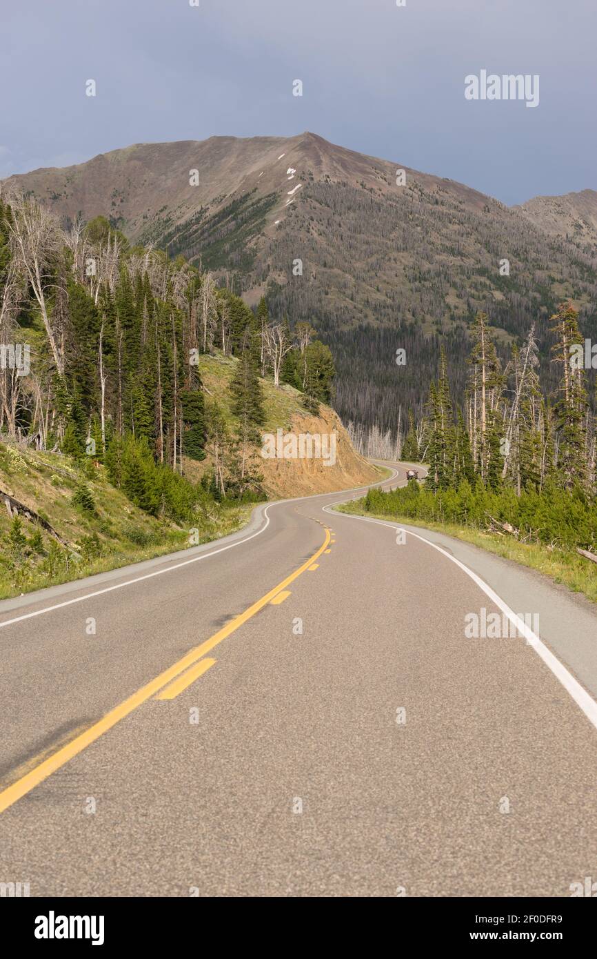 Straße nach Osten Eingang Yellowstone National Park Avalanche Peak Stockfoto