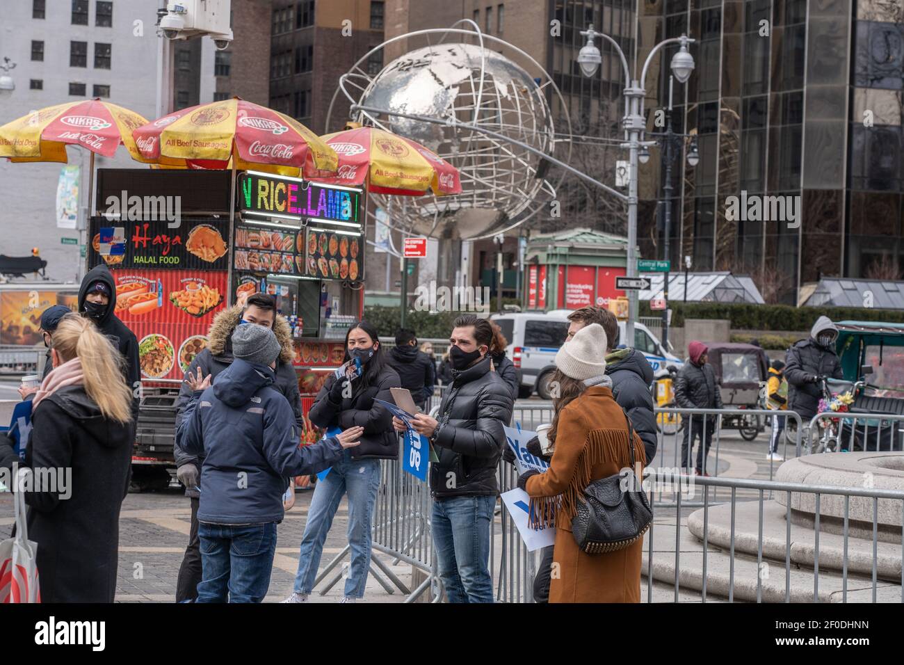 NEW YORK, NY - MÄRZ 6: Freiwillige für Andrew Yang gesehen in Manhattans Columbus Circle am 6. März 2021 in New York City. New York City Bürgermeisteranwärter Herr Andrew Yang und Freiwillige sammeln Unterschriften in Manhattans Columbus Circle, um auf der demokratischen Primärwahl zu sein, während Herr Yang für Bürgermeister kämpft. Stockfoto