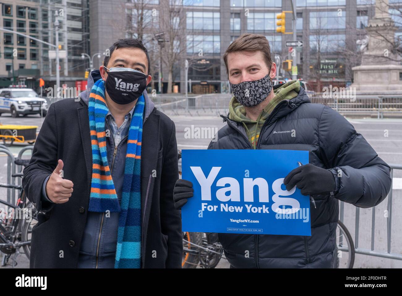 NEW YORK, NY - MÄRZ 6: Andrew Yang posiert mit Freiwilliger in Manhattans Columbus Circle am 6. März 2021 in New York City. New York City Bürgermeisteranwärter Herr Andrew Yang und Freiwillige sammeln Unterschriften in Manhattans Columbus Circle, um auf der demokratischen Primärwahl zu sein, während Herr Yang für Bürgermeister kämpft. Stockfoto