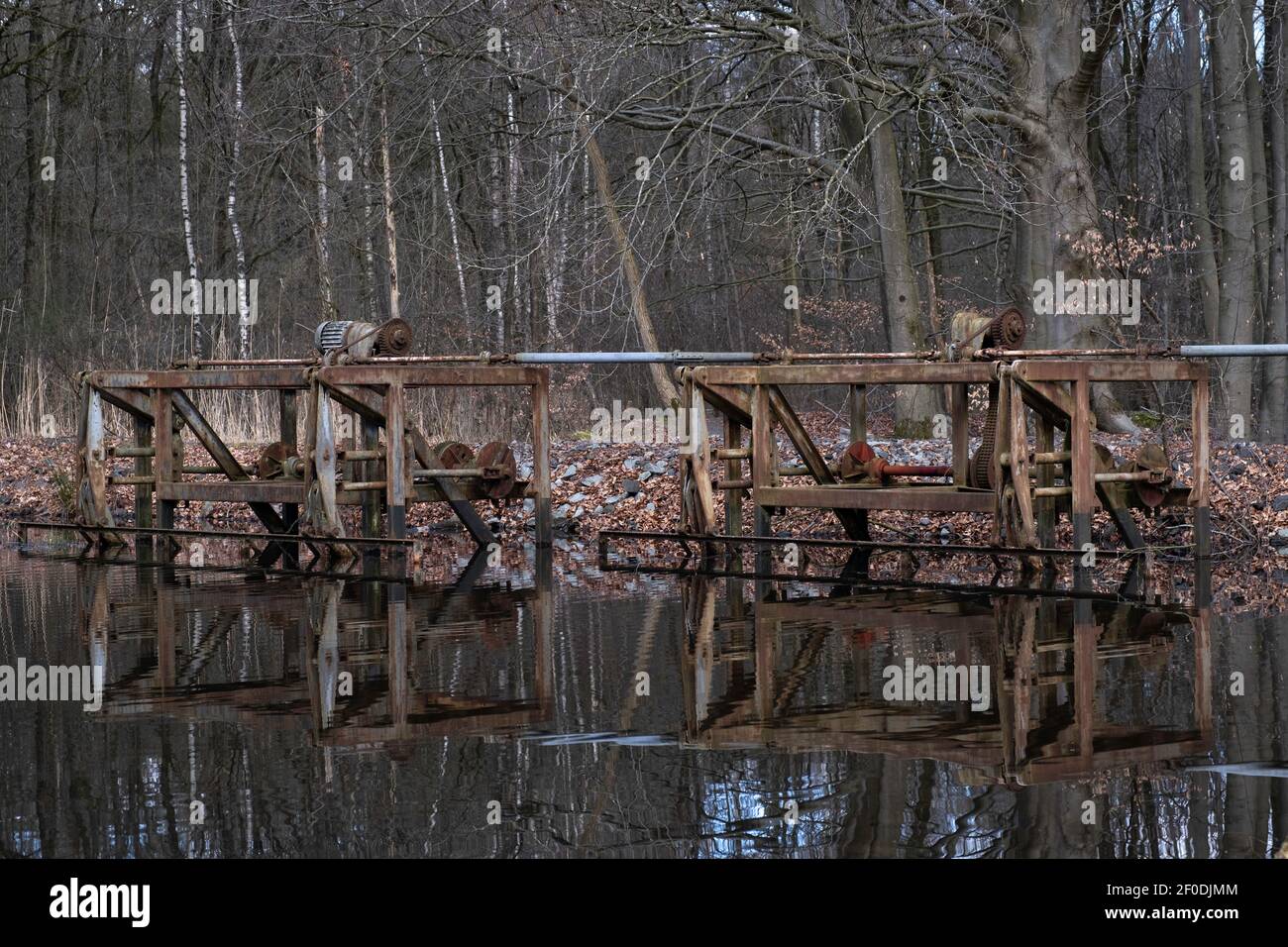 Überreste des Laborversuchs im Waterloopbos-Wald in den Niederlanden, der in den 1960er Jahren für die Entwicklung von Wasser- und Deltawerken verwendet wurde Stockfoto