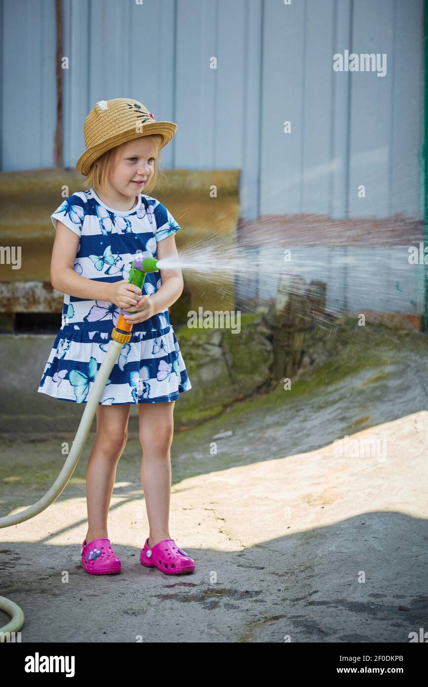 Glückliches Mädchen Bewässerung Garten Stockfoto