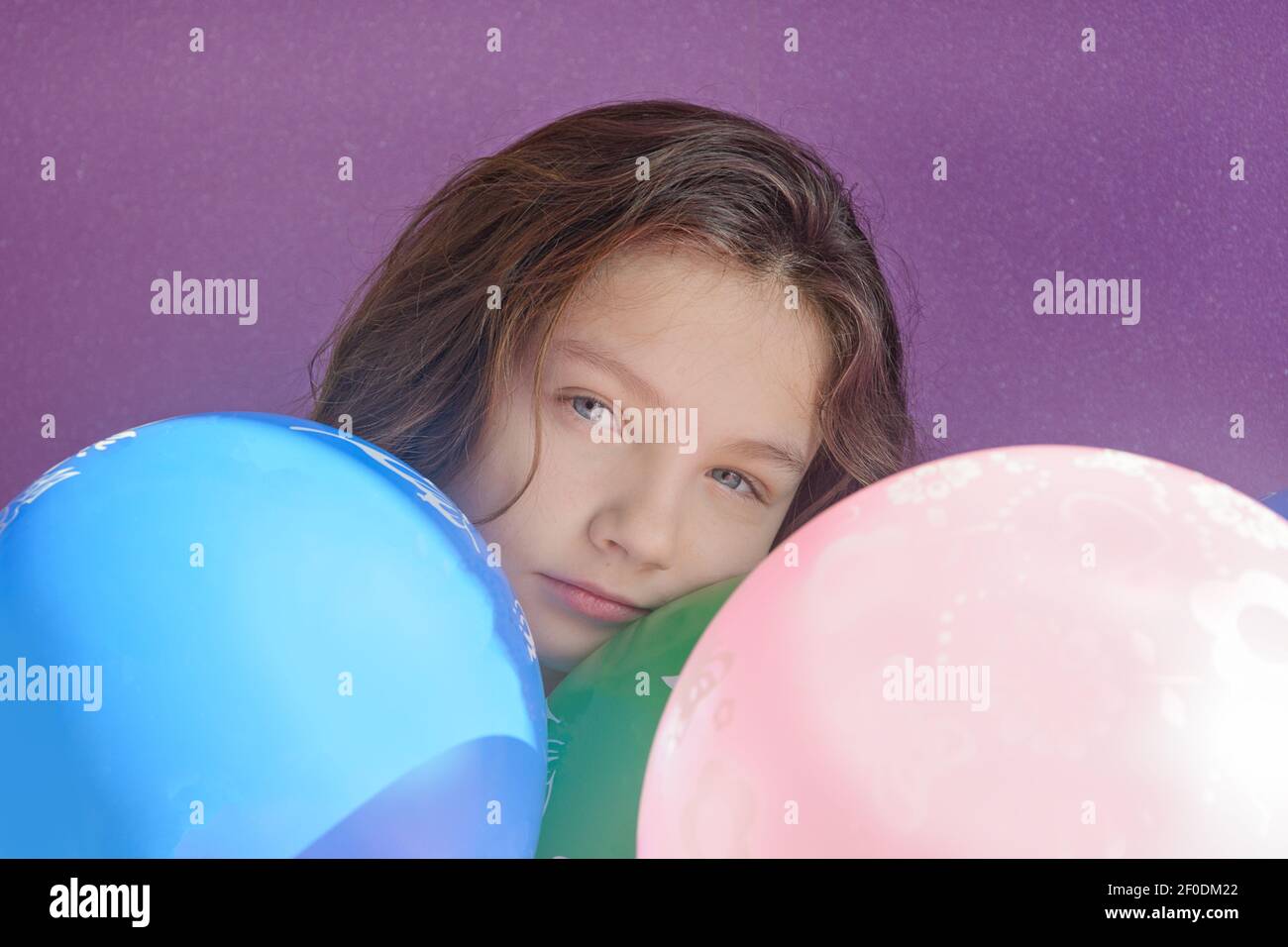 Porteret Mädchen 11 Jahre alt mit Luftballons. Sympathisches Gesicht der jungen Dame Nahaufnahme. Stockfoto