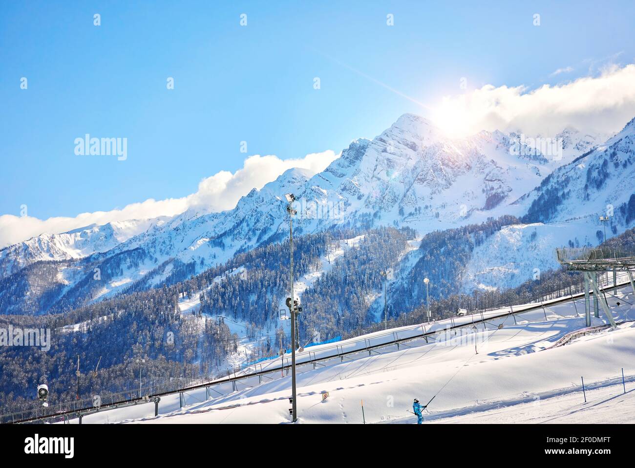 Blick auf die schneebedeckten Berge an einem sonnigen Tag Stockfoto